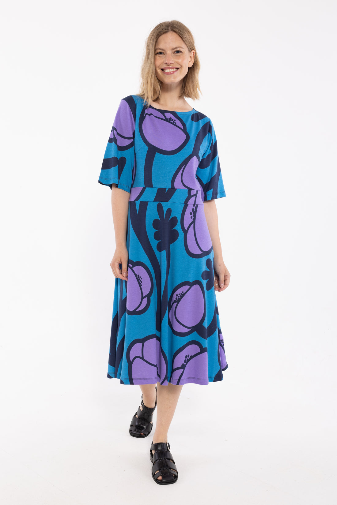 Fin kjole med blomstermønster i blå og lilla til kvinder