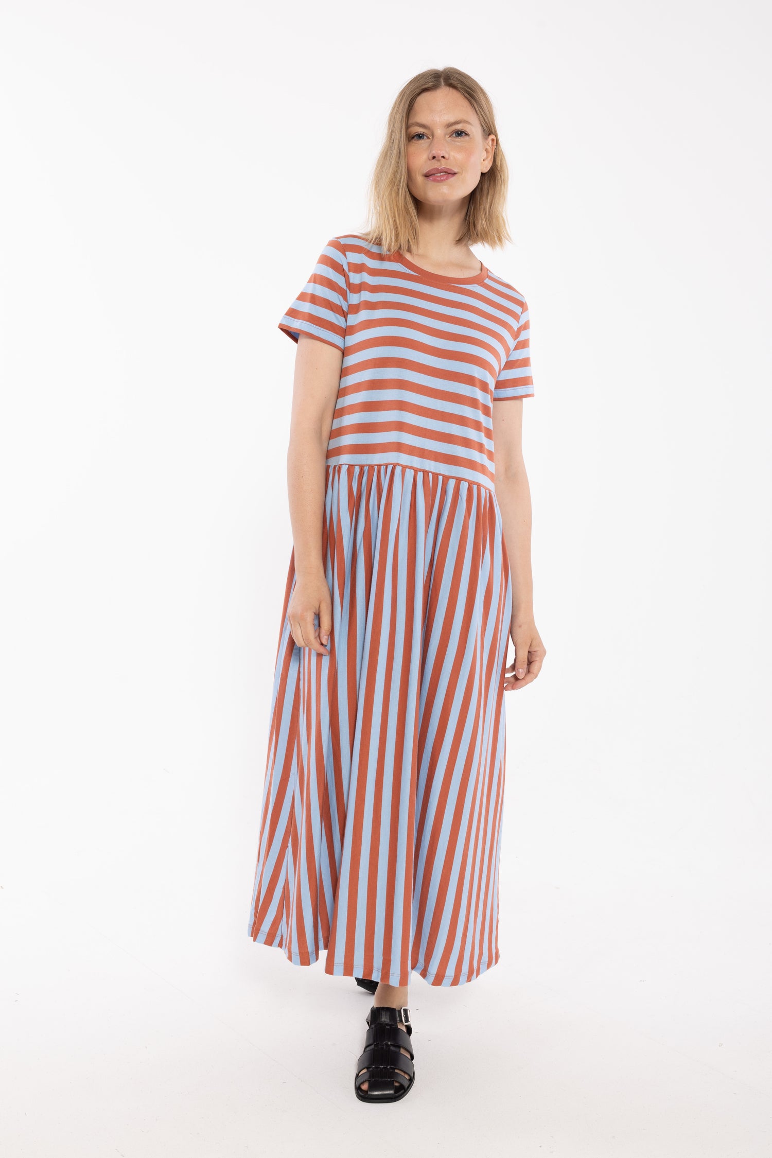 Fin kjole med striber, korte ærmer og skørt med vidde til kvinder