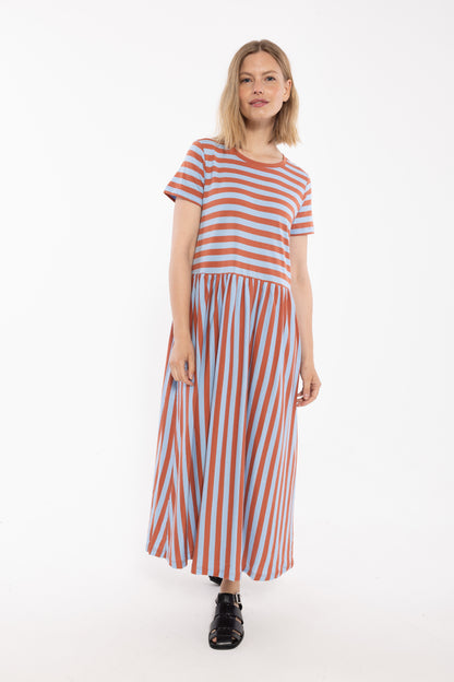 Fin kjole med striber, korte ærmer og skørt med vidde til kvinder