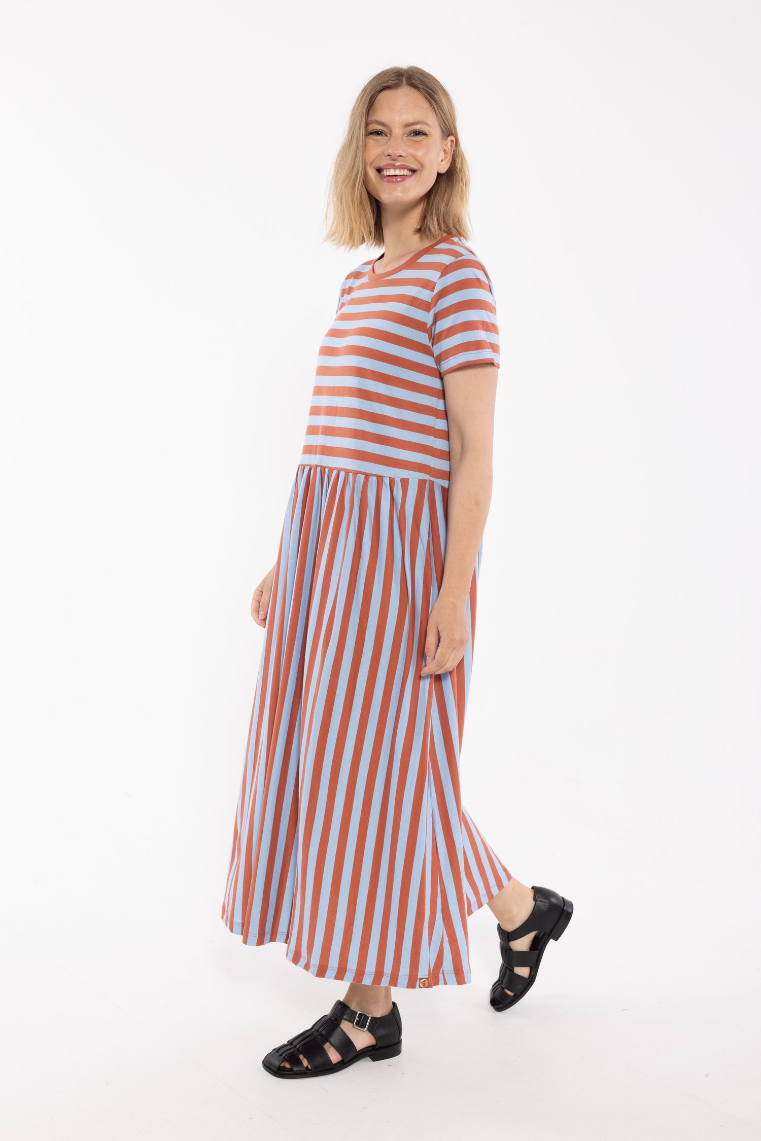 Fin kjole med striber, korte ærmer og skørt med vidde til kvinder