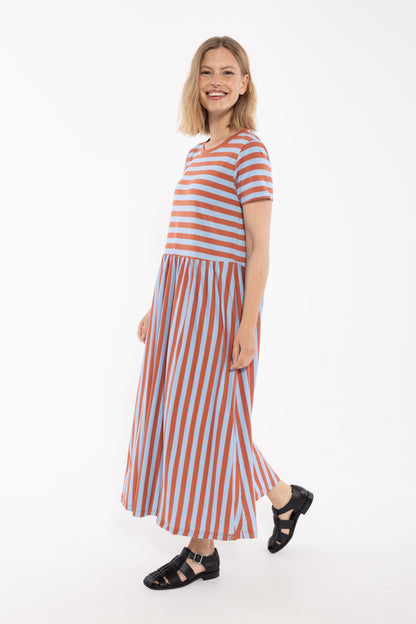 Fin kjole med striber, korte ærmer og skørt med vidde til kvinder