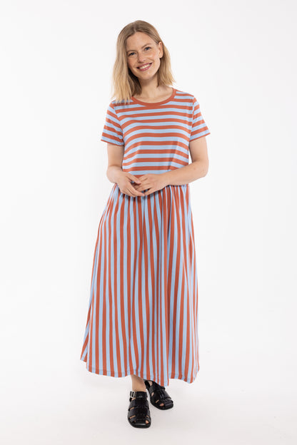Fin kjole med striber, korte ærmer og skørt med vidde til kvinder