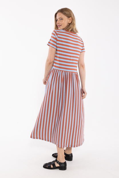 Fin kjole med striber, korte ærmer og skørt med vidde til kvinder
