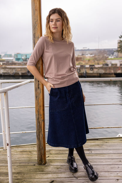 Klassisk nederdel i denim til kvinder