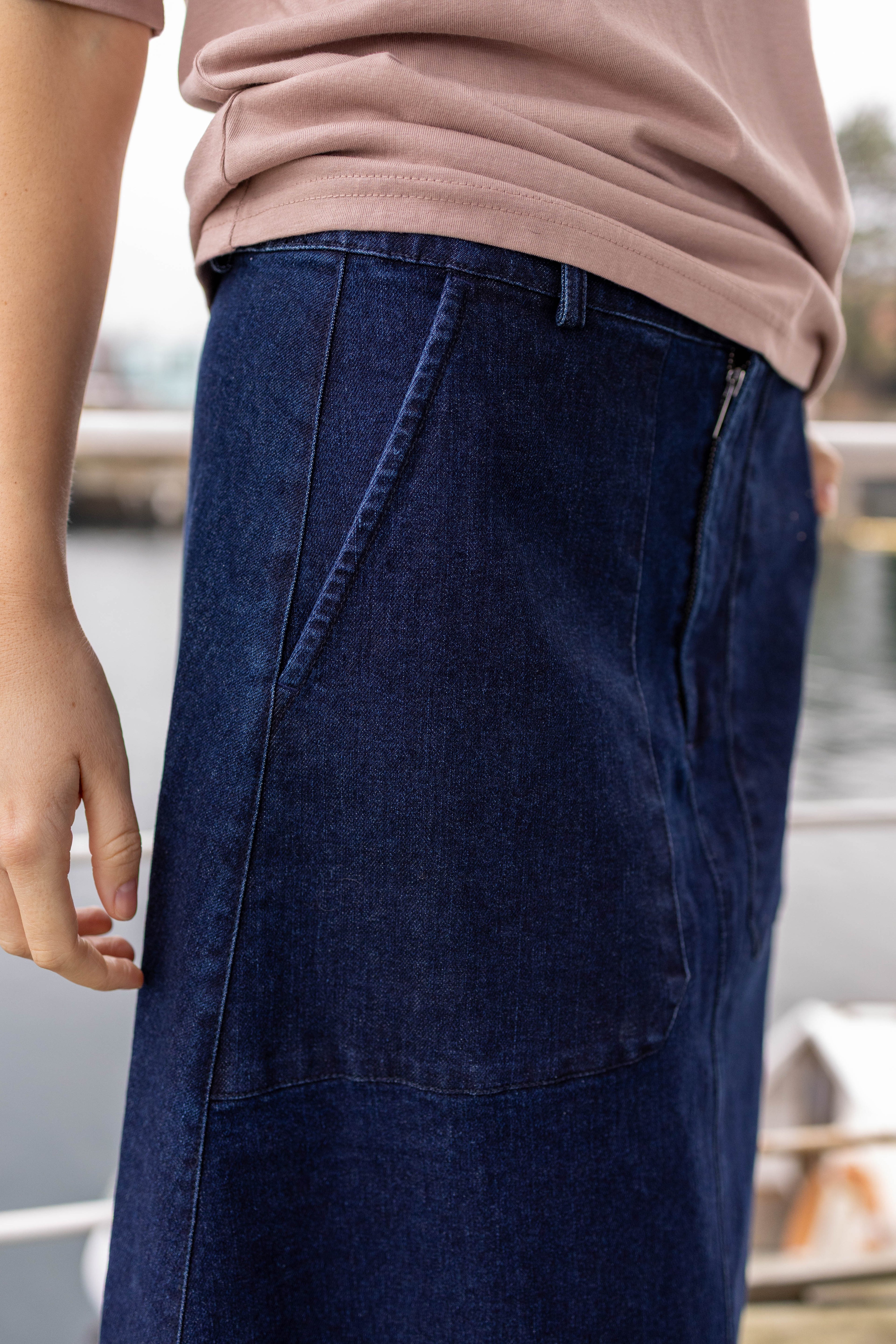 Klassisk nederdel i denim til kvinder