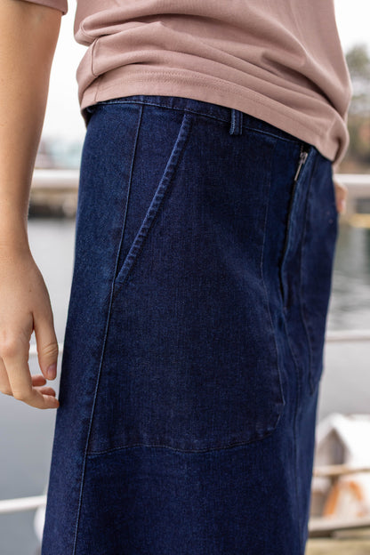 Klassisk nederdel i denim til kvinder