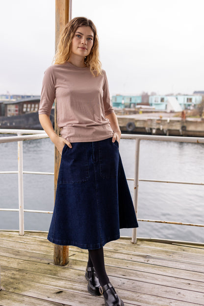 Klassisk nederdel i denim til kvinder