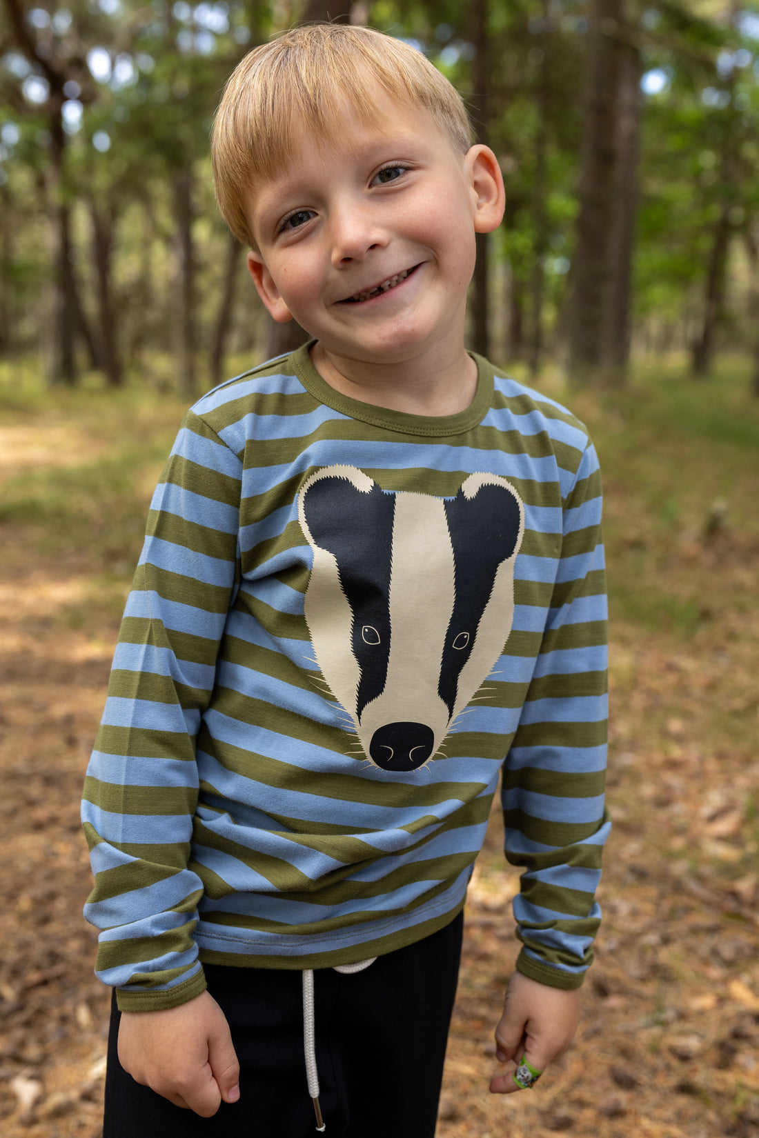 Lækker stribet bluse til børn med print af grævling