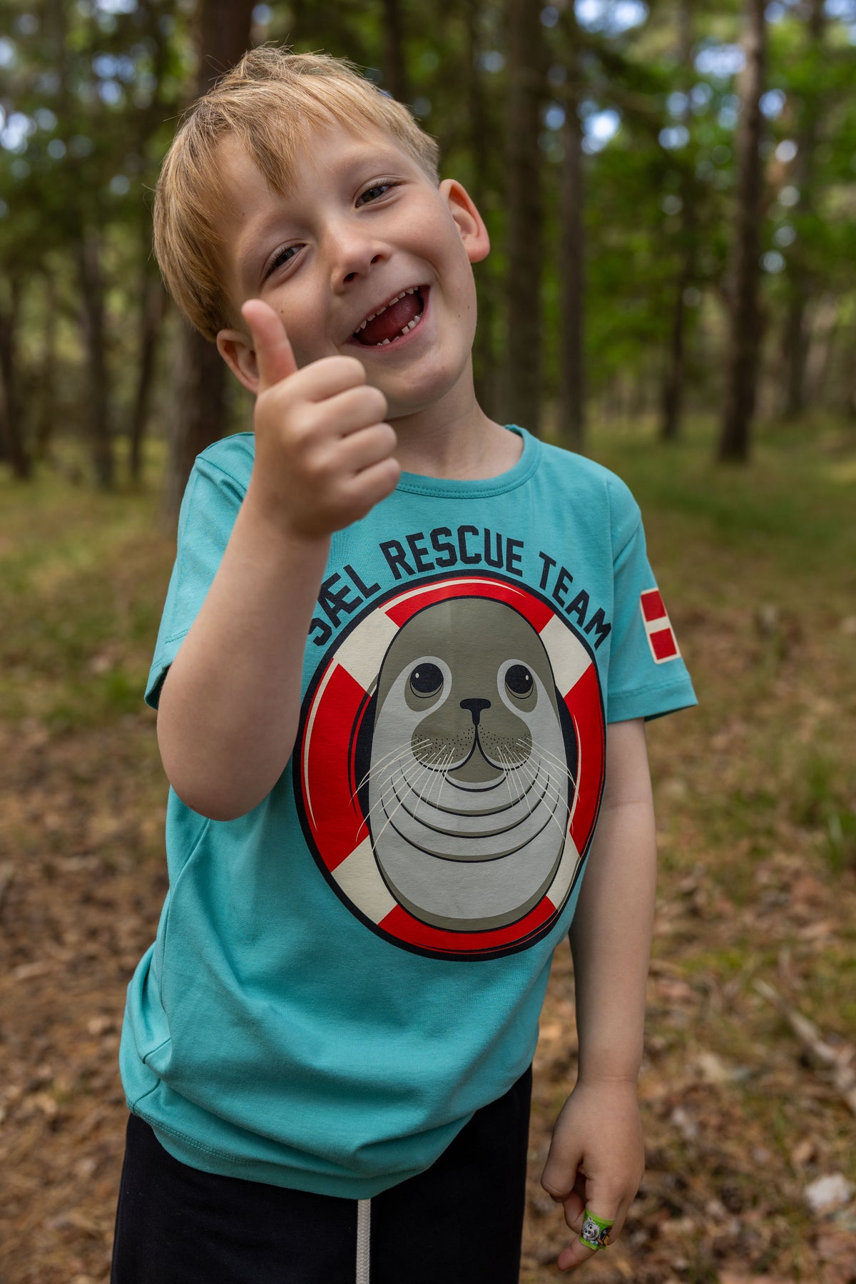 Sød t-shirt til børn med print af grå sæl