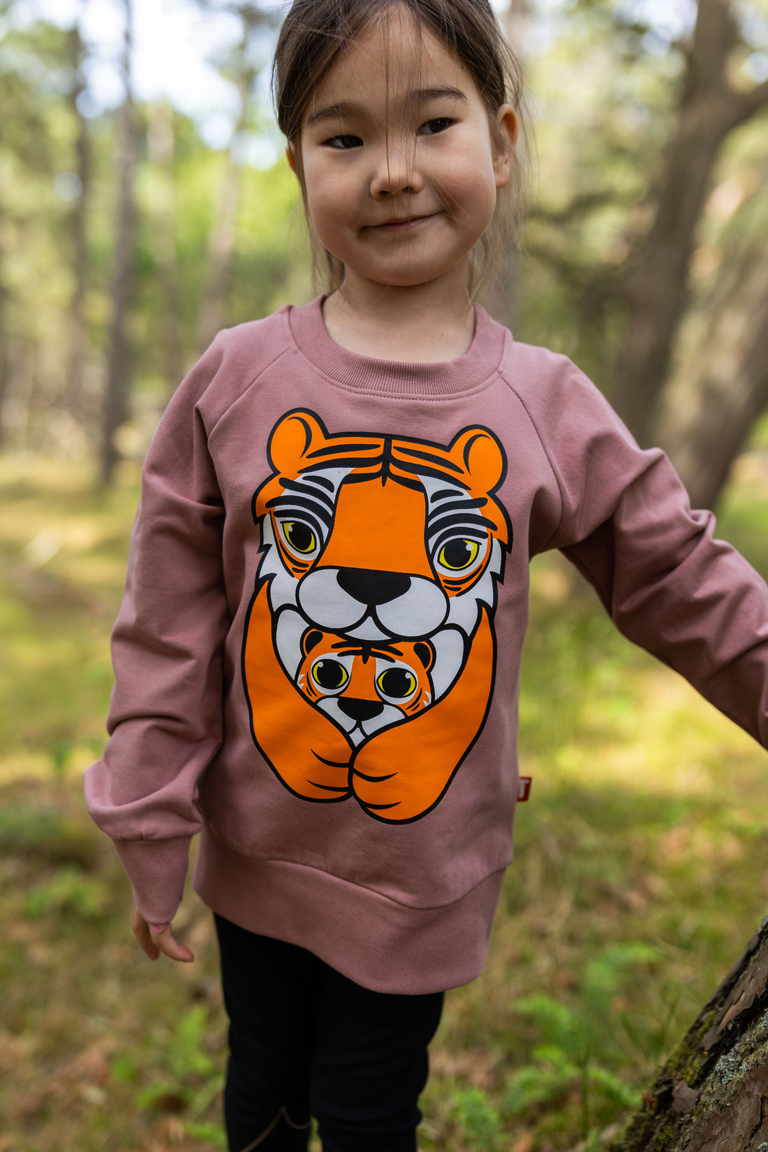 Skøn sweatshirt til børn med sødt print af tigermor og unge