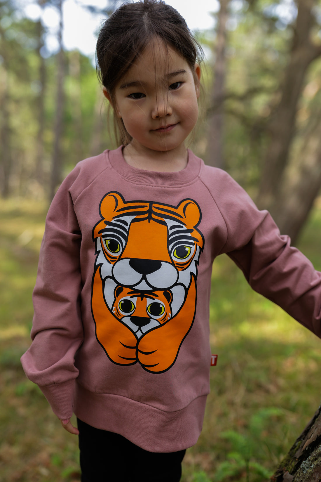 Skøn sweatshirt til børn med sødt print af tigermor og unge