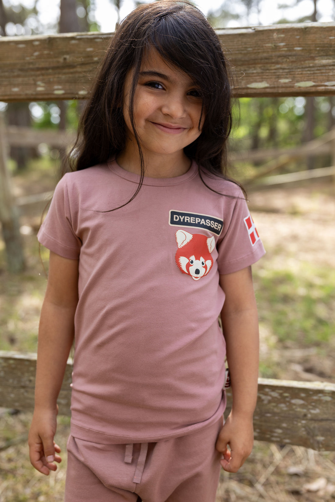 Sød dyrepasser t-shirt til børn med print af rød panda