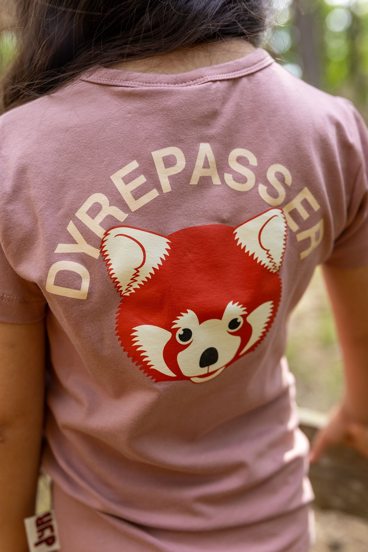 Sød dyrepasser t-shirt til børn med print af rød panda