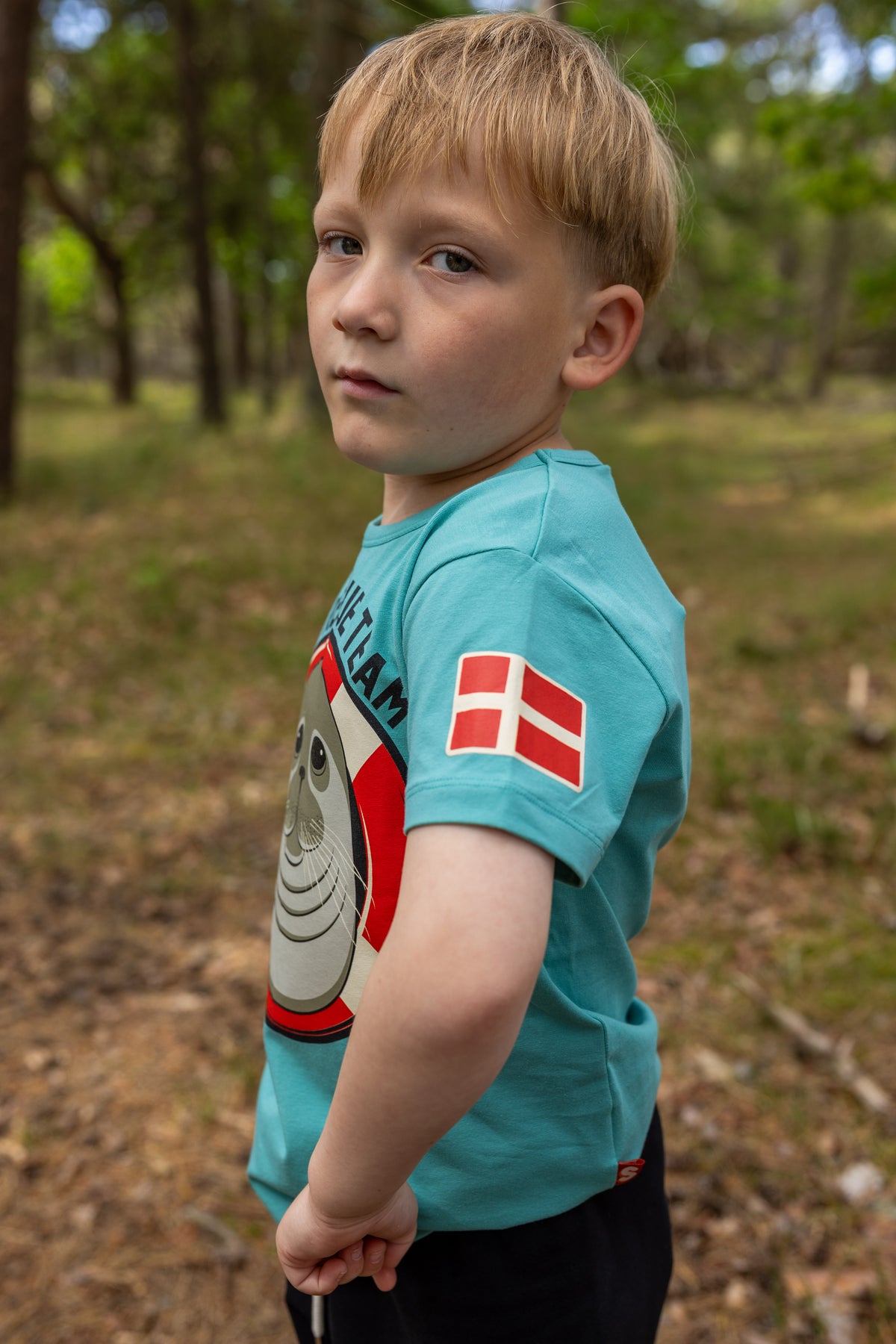 Sød t-shirt til børn med print af grå sæl