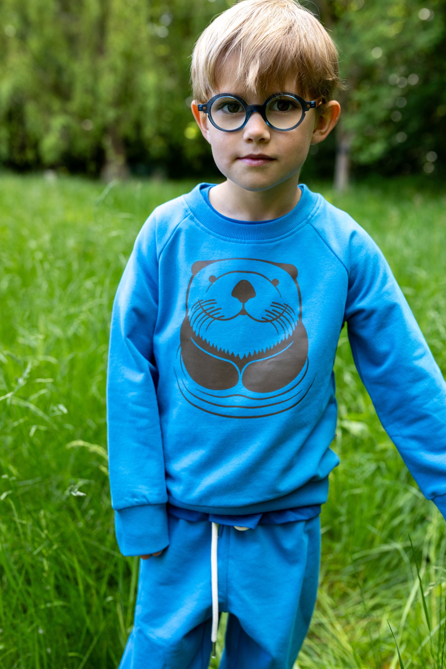 Skøn blå sweatshirt til børn med print af havodder