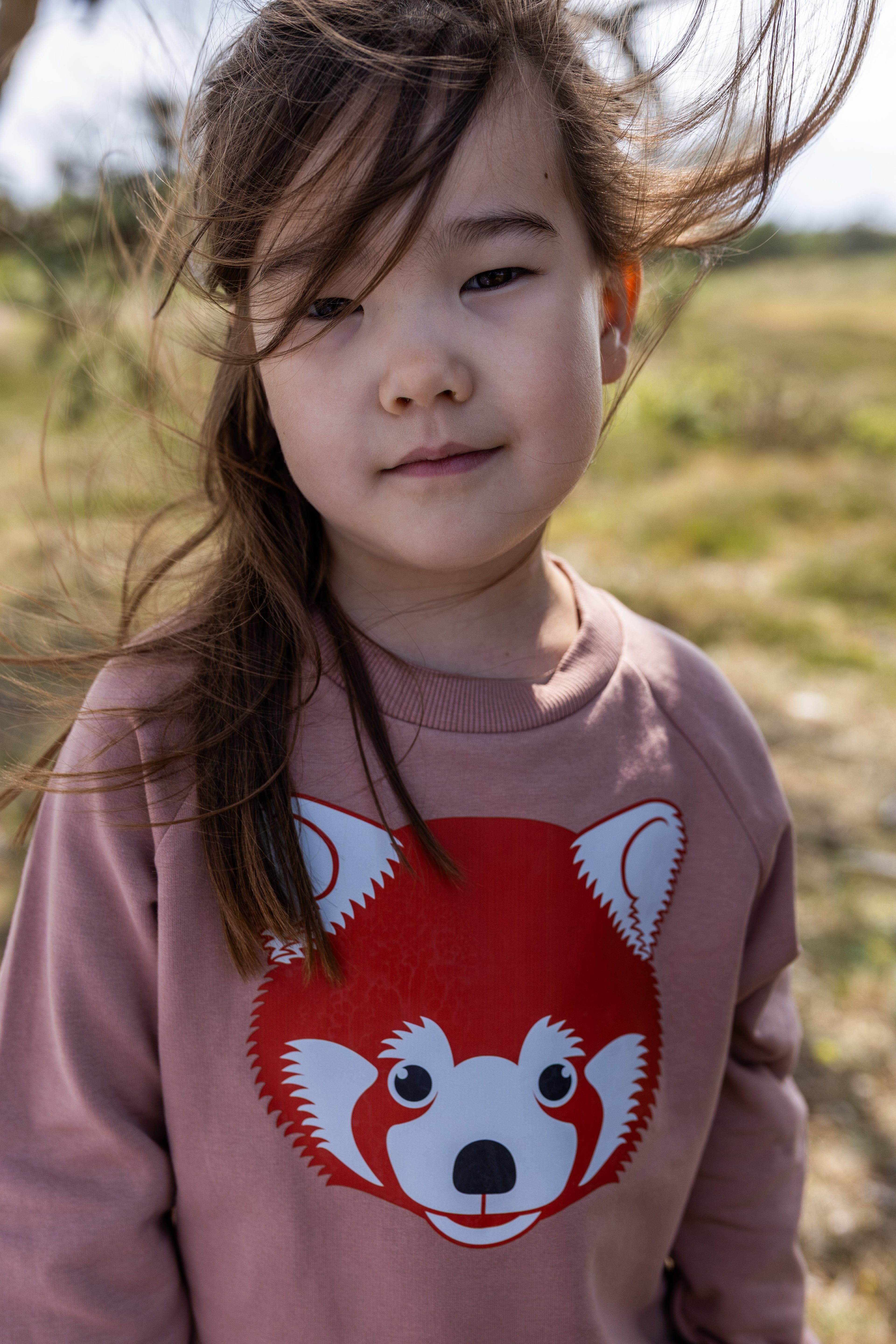 Skøn støvet rosa sweatshirt til børn med print af rød panda
