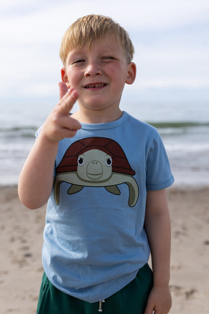 Lyseblå t-shirt med havskildpadde.
