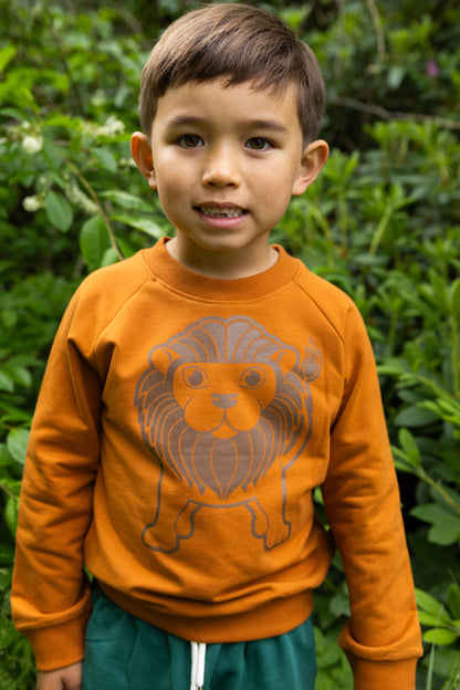 Skøn gulbrun sweatshirt til børn med print af stor løve