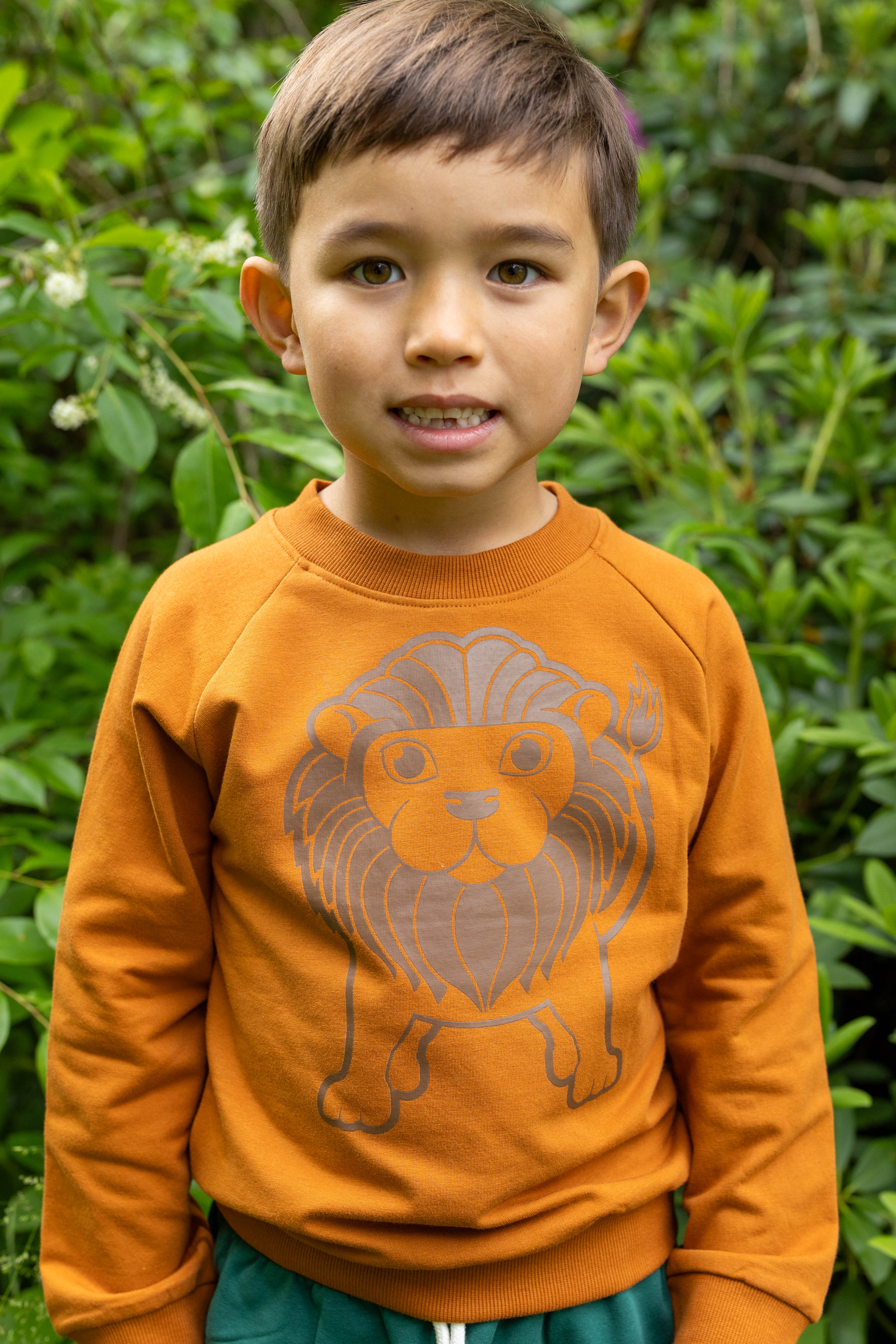 Skøn gulbrun sweatshirt til børn med print af stor løve