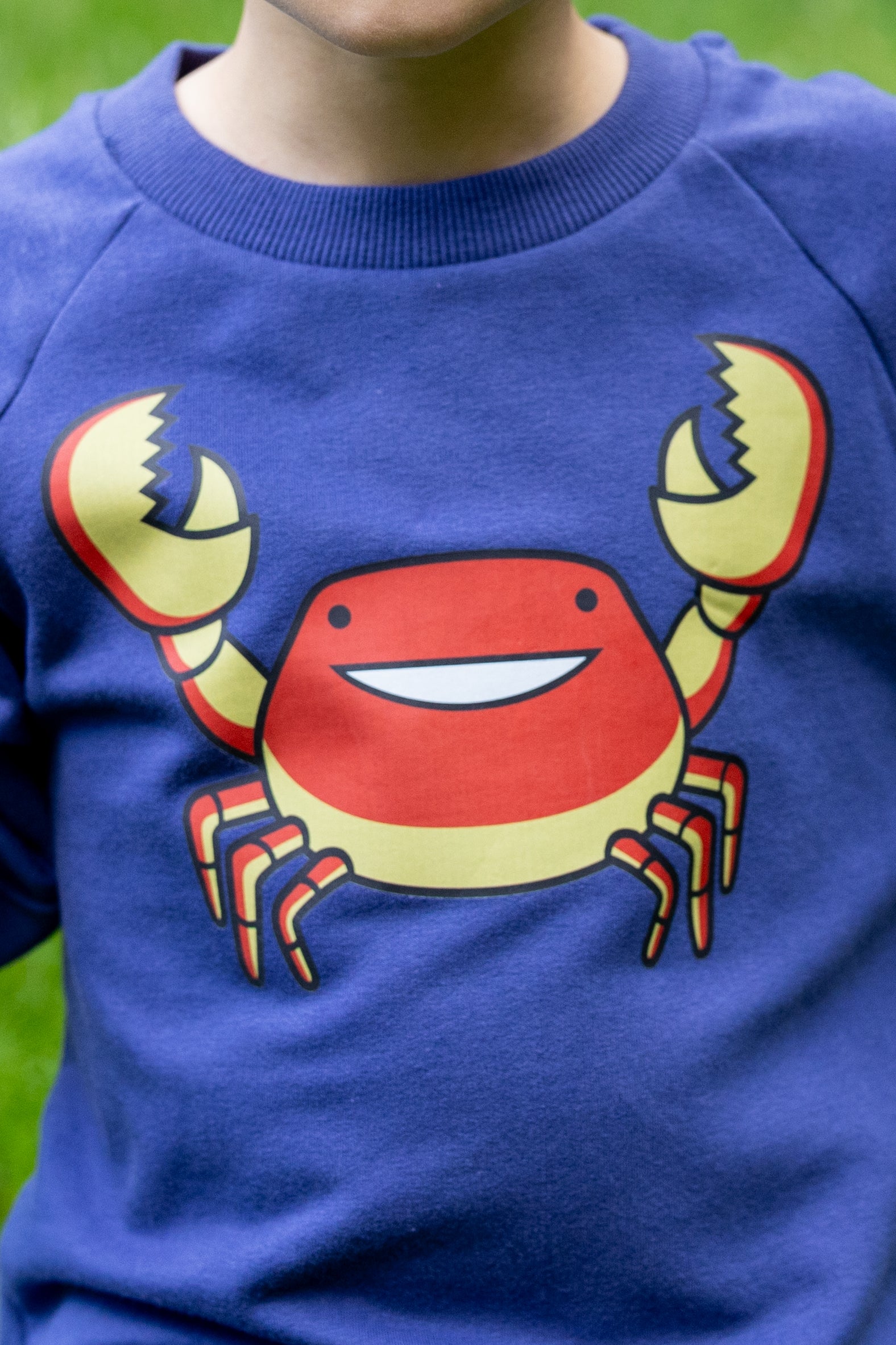 Skøn mørkeblå sweatshirt til børn med print af krabbe