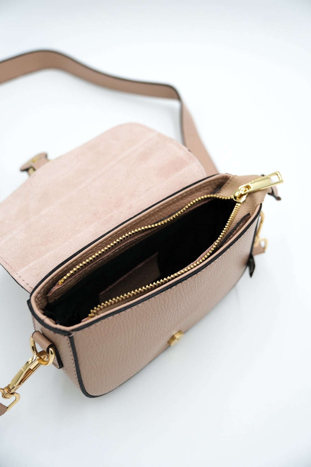 Smuk og kompakt beige skuldertaske i læder med crossbodyrem