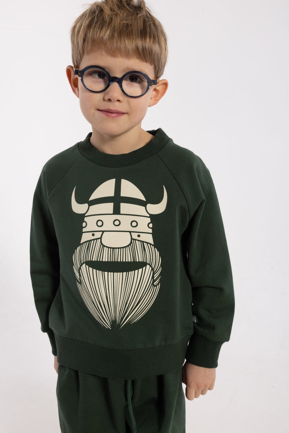 Sød mørkegrøn sweatshirt til børn med print af viking