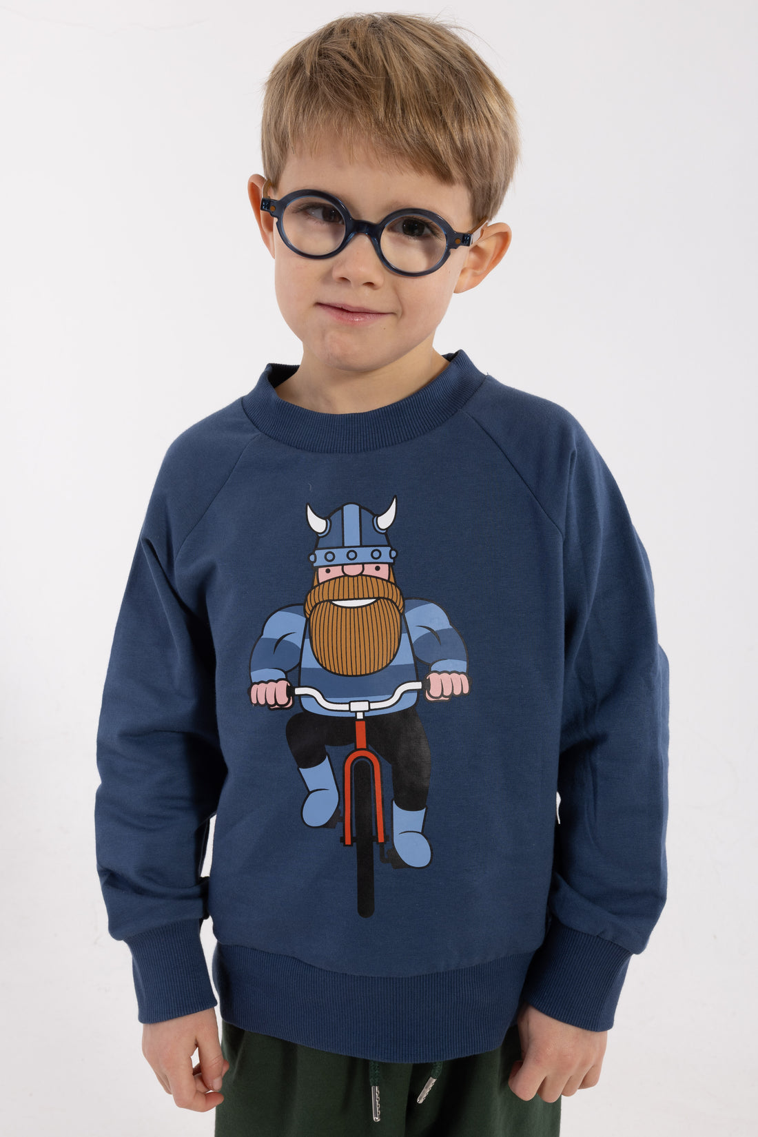Sød gråblå sweatshirt til børn med print af viking på cykel