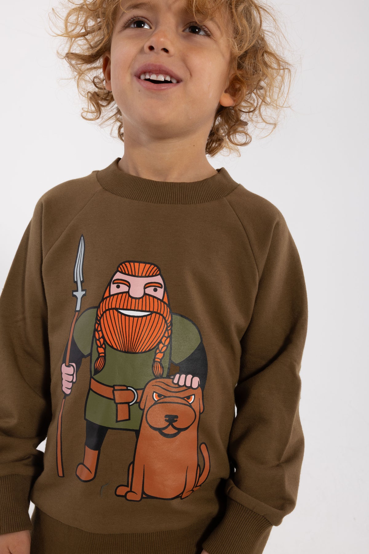 Sød olivengrøn sweatshirt til børn med print af viking og hund