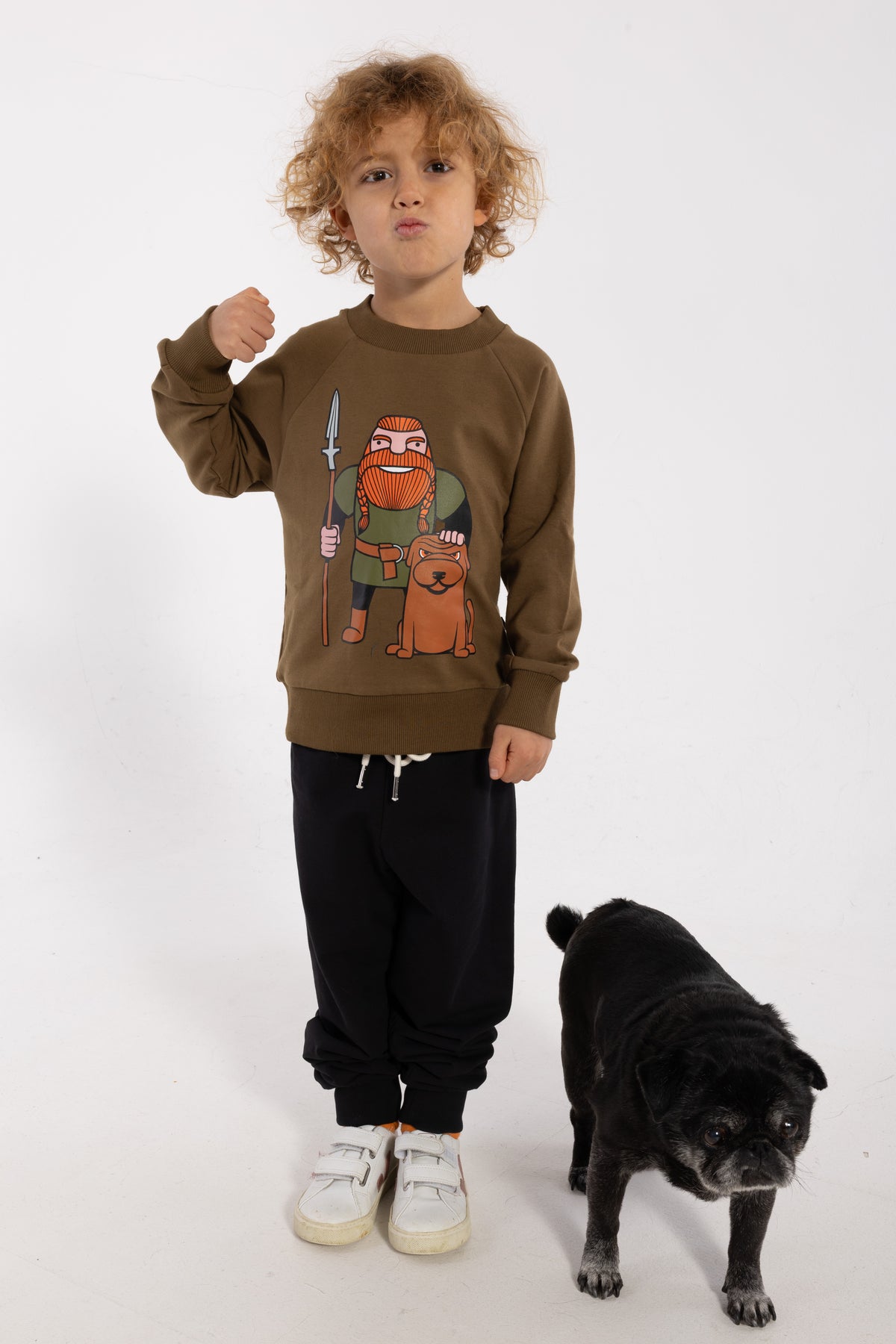 Sød olivengrøn sweatshirt til børn med print af viking og hund