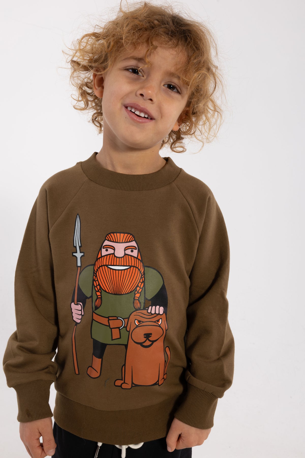 Sød olivengrøn sweatshirt til børn med print af viking og hund
