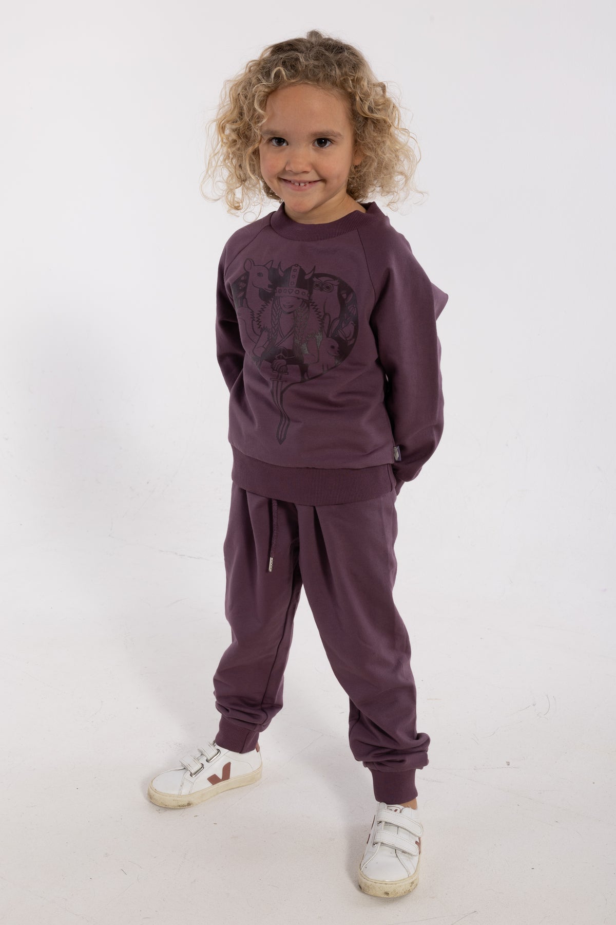 Sød grålilla sweatshirt til børn med print af vikingen Freja