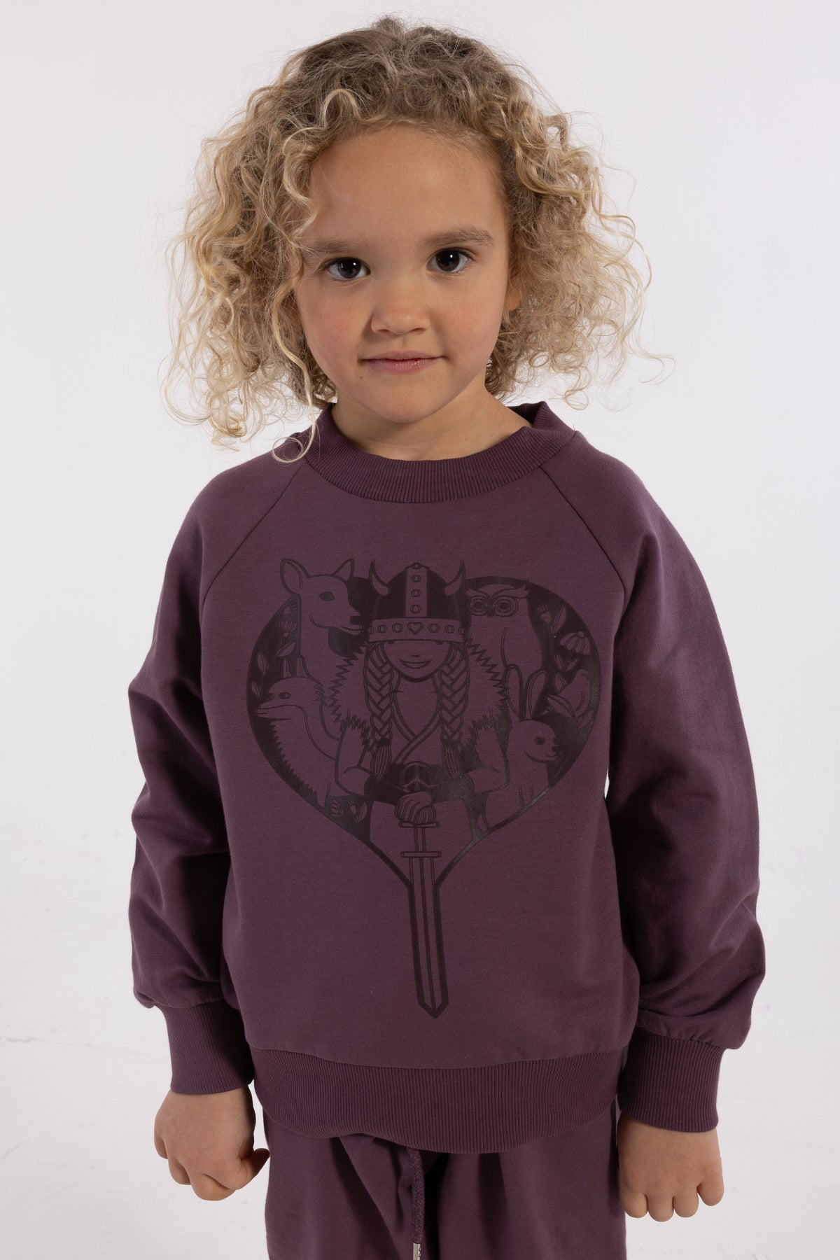 Sød grålilla sweatshirt til børn med print af vikingen Freja