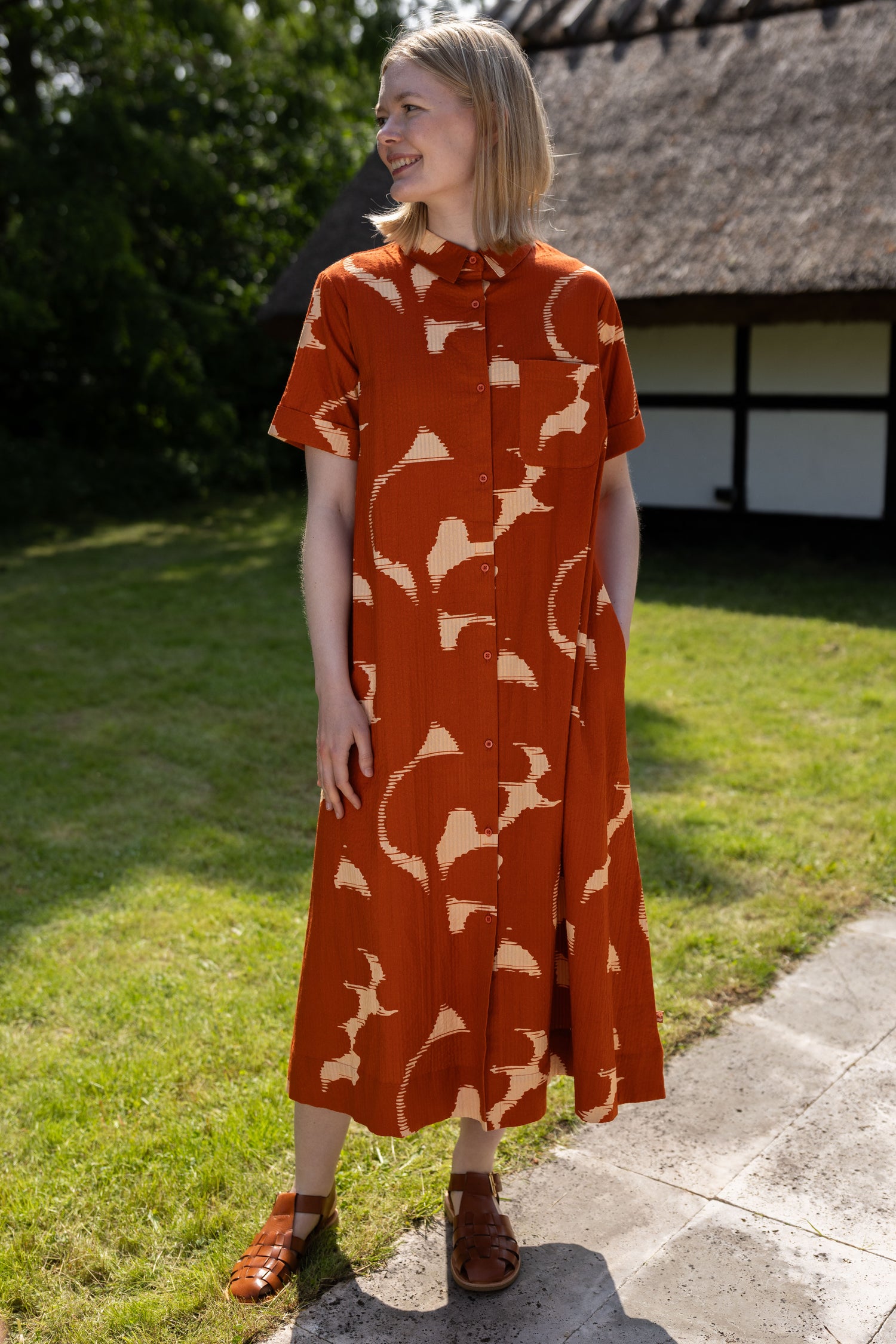 Fin bæk og bølge skjortekjole i orangebrunt og sandfarvet mønster til kvinder