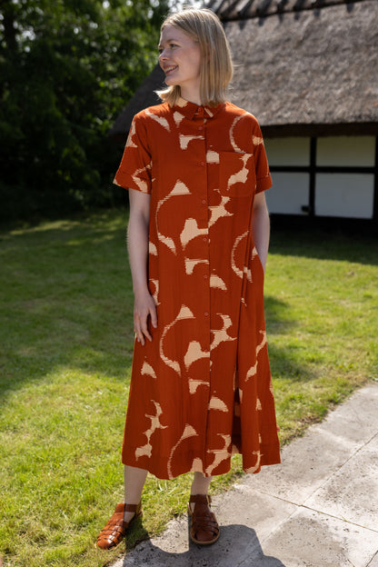 Fin bæk og bølge skjortekjole i orangebrunt og sandfarvet mønster til kvinder