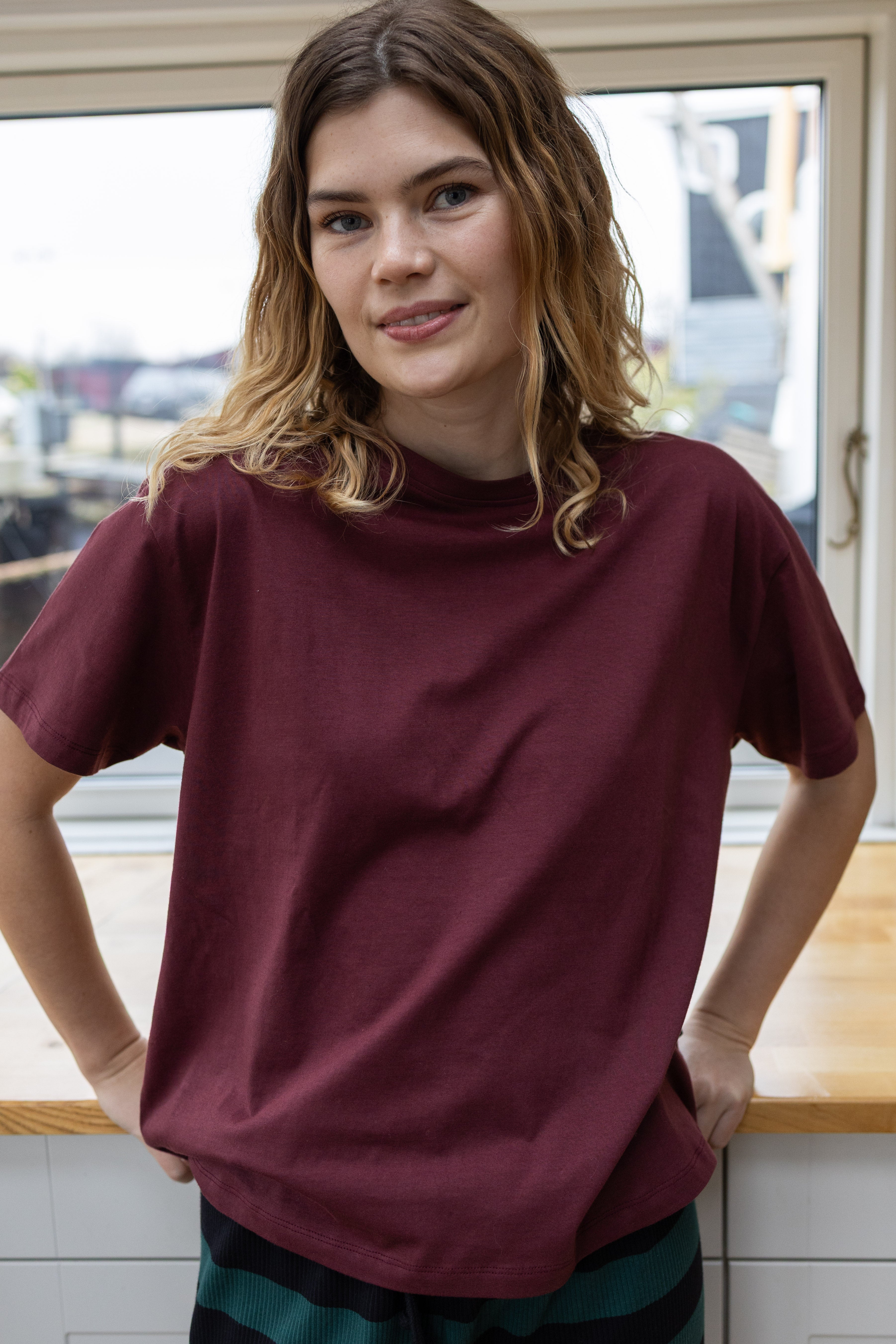 Boxy vinrød t-shirt i bomuld til kvinder