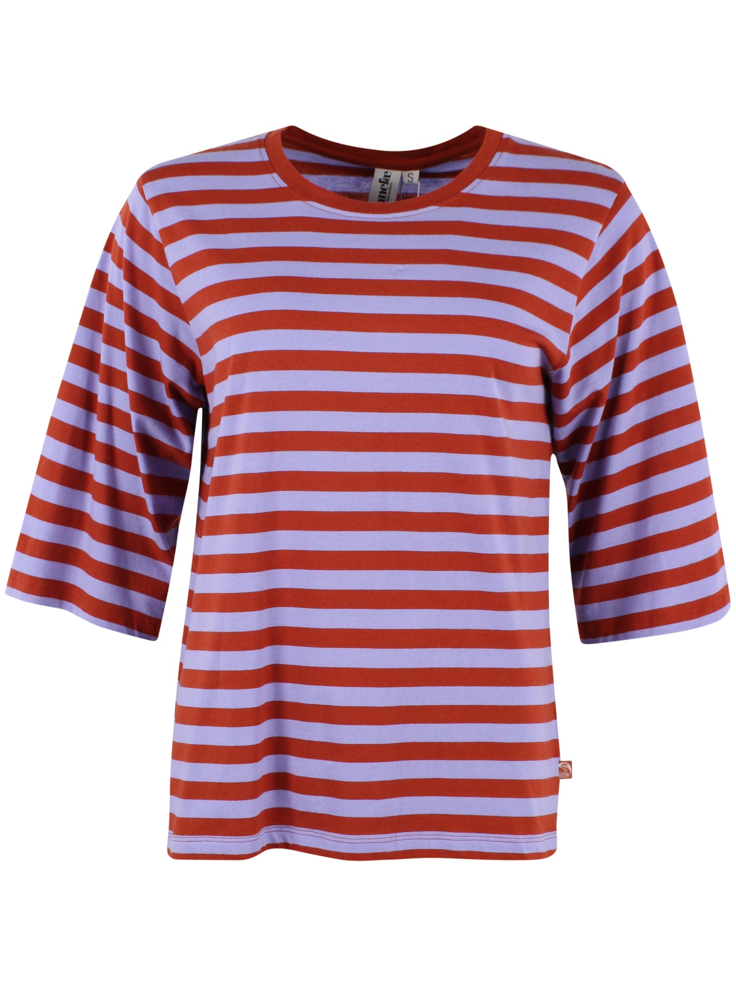 Fin t-shirt med striber i lyslilla og brændt rød, rund hals og lidt længere ærmer til kvinder