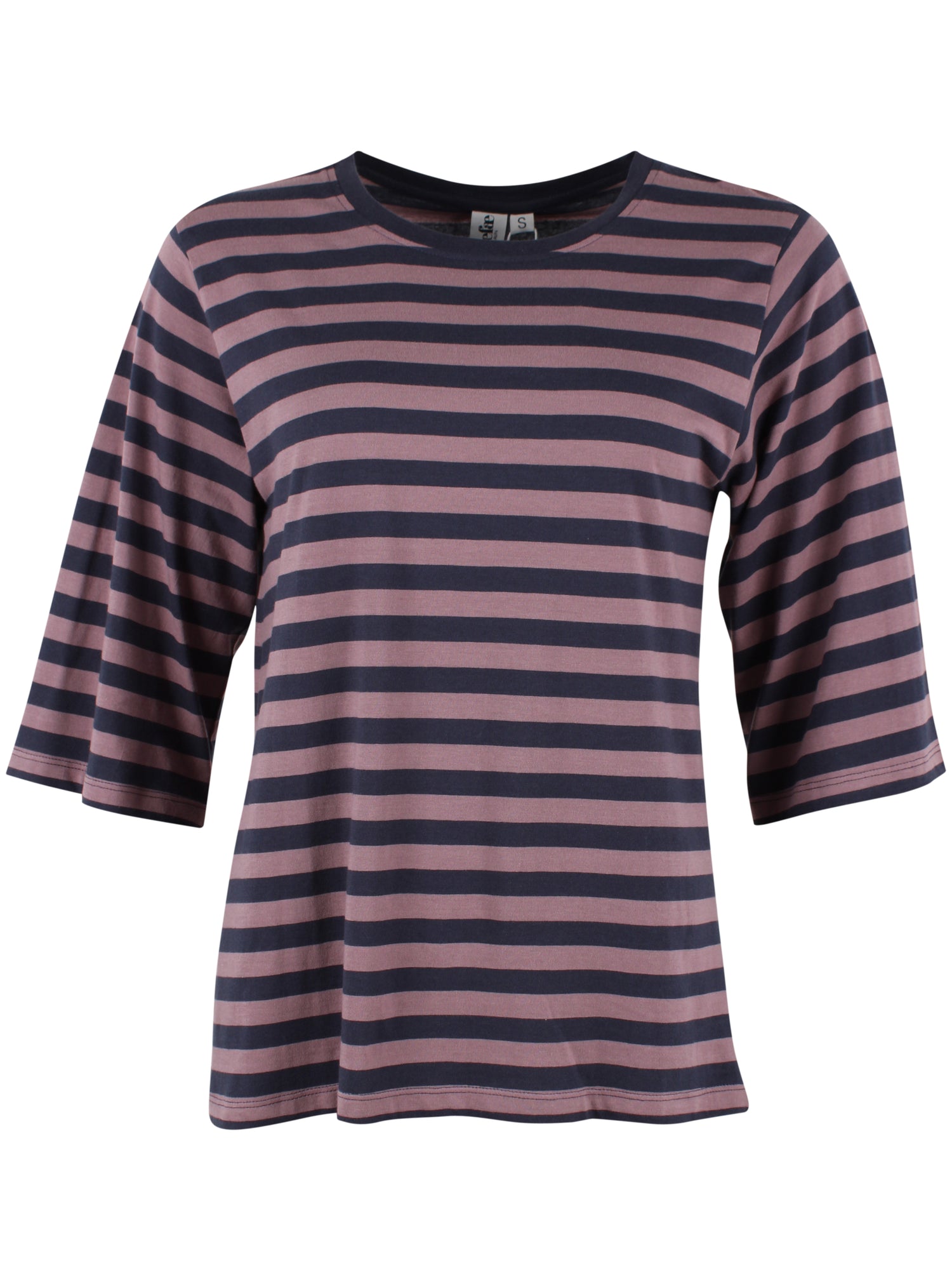 Fin t-shirt med striber, rund hals og lidt længere ærmer til kvinder