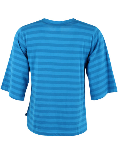 Fin t-shirt med blå striber, rund hals og lidt længere ærmer til kvinder