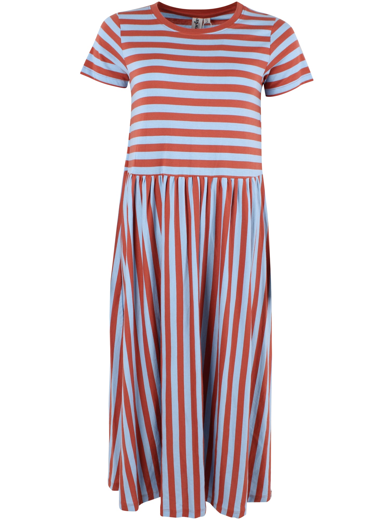 Fin kjole med striber, korte ærmer og skørt med vidde til kvinder