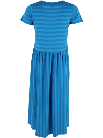 Fin kjole med striber, korte ærmer og skørt med vidde til kvinder