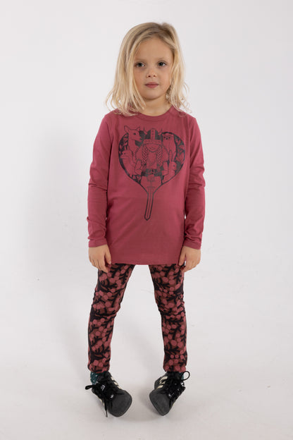 Langærmet bluse i bomuld til børn med print af vikingen Freja omgivet af dyr og planter