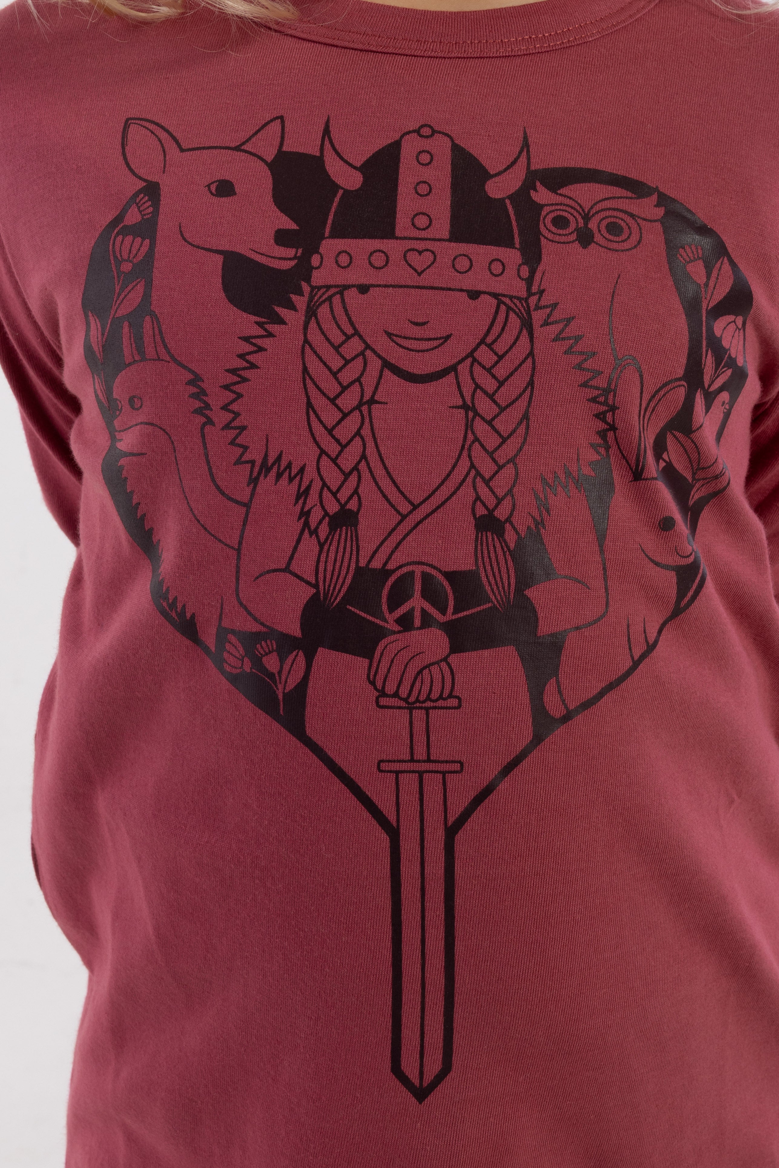 Langærmet bluse i bomuld til børn med print af vikingen Freja omgivet af dyr og planter