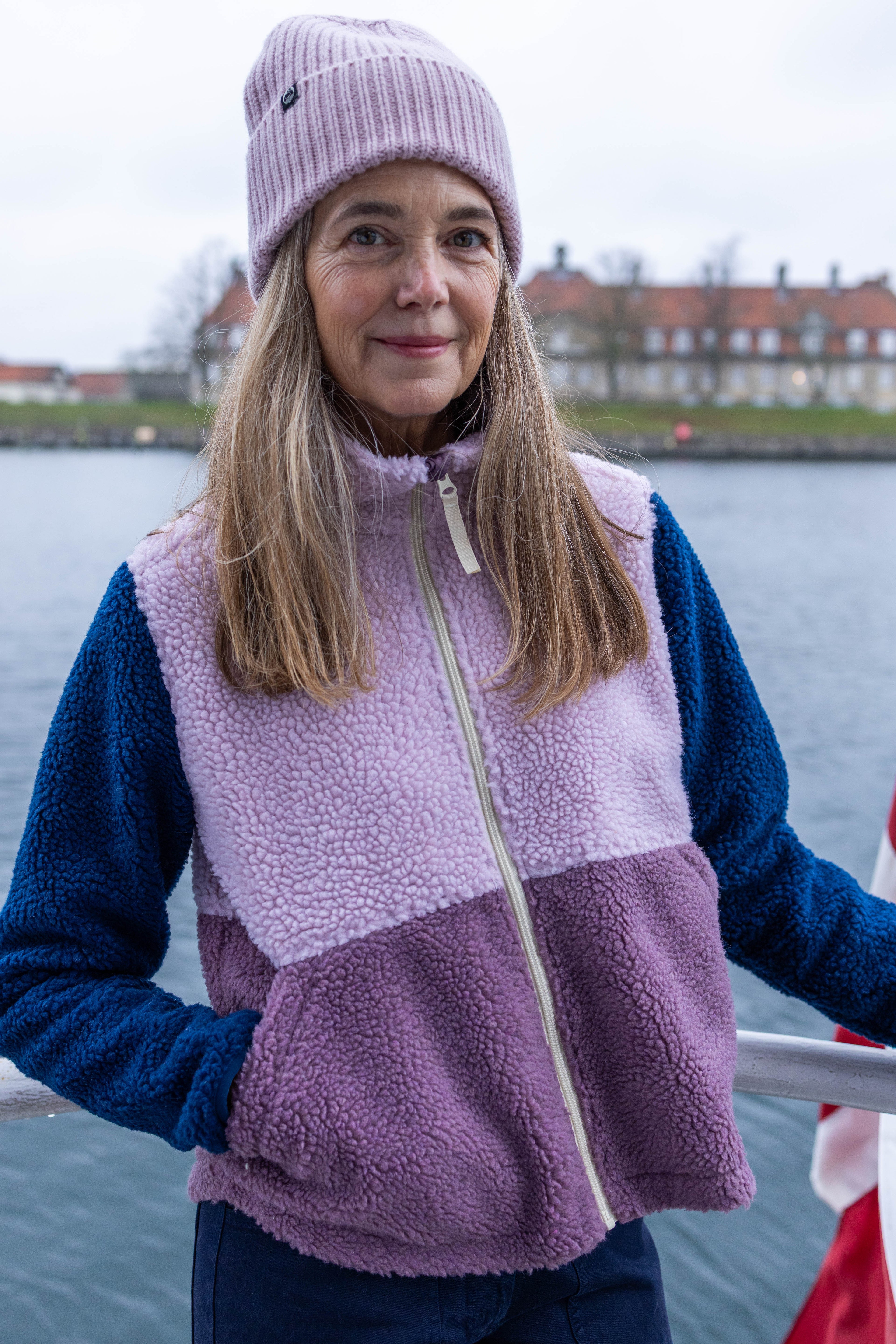 Smart fleecejakke i lyserød, grålilla og navyblå til kvinder