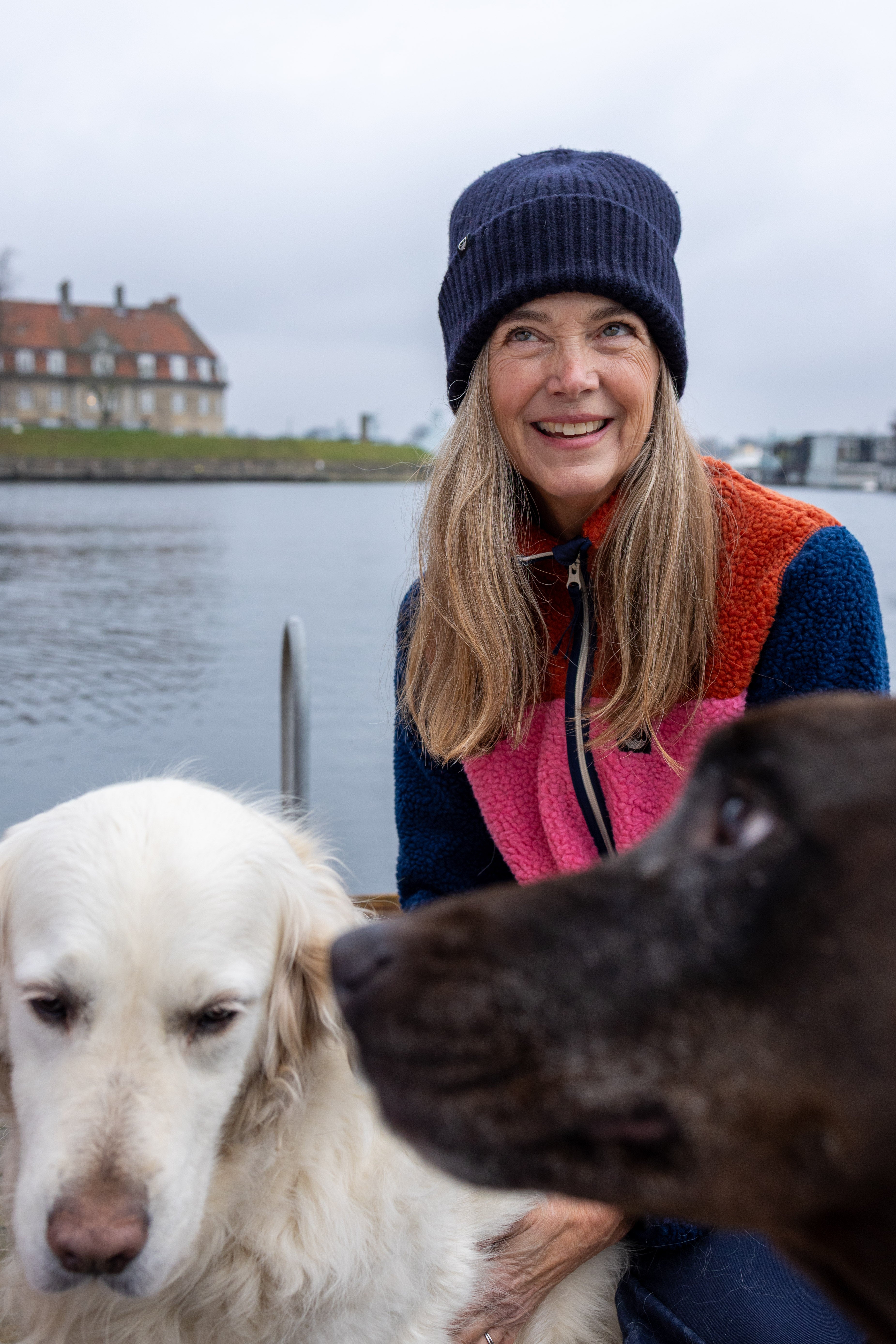 Lækker zip-up fleecejakke i blå, røde og lyserøde nuancer til kvinder
