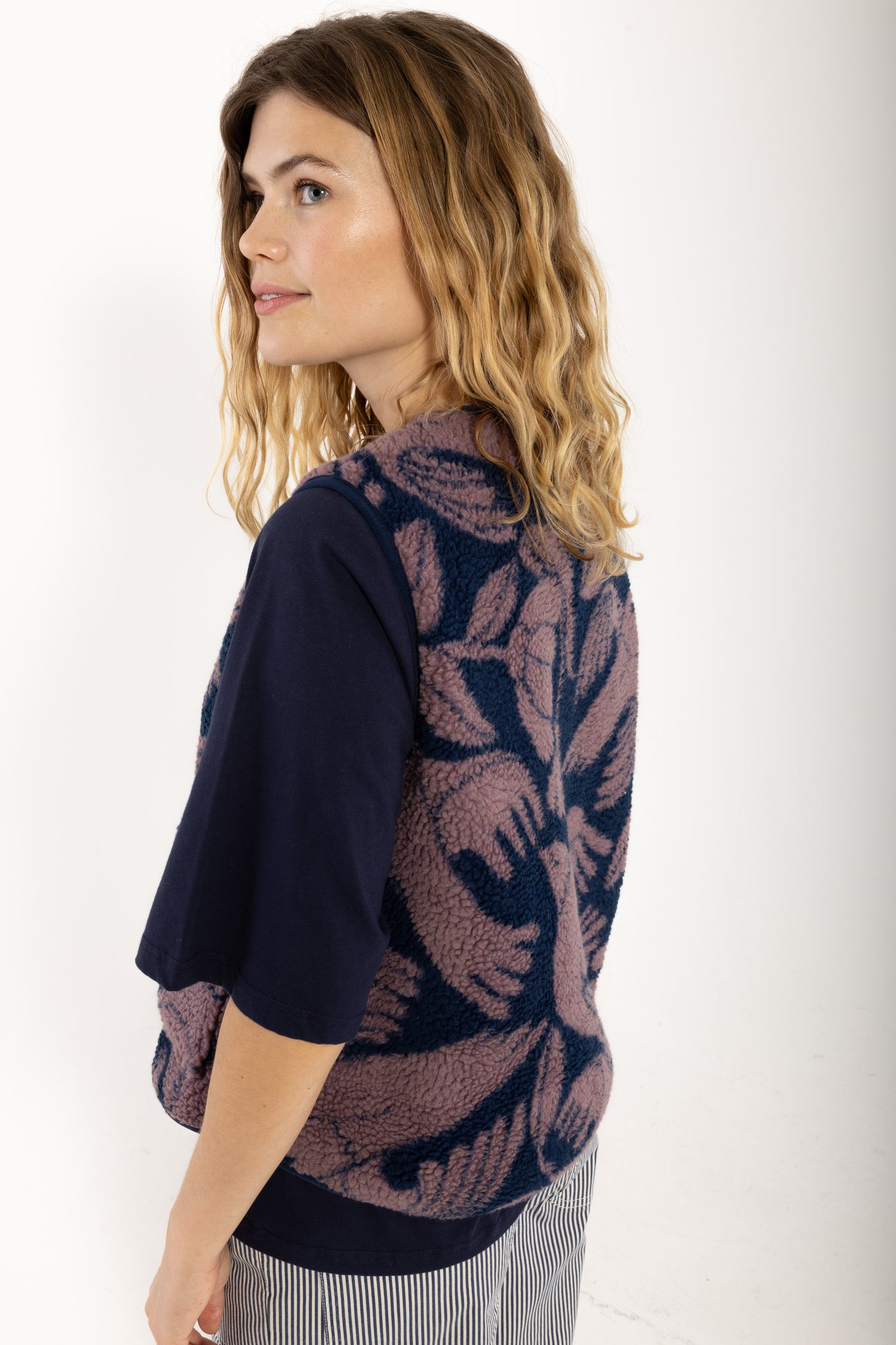 Daneblues Cord AOP Vest Black/Dark Wine BIRDIEUP