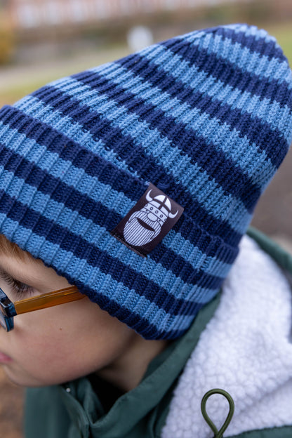 Sød stribet hue i 100% bomuld med logo af viking og lyn til børn