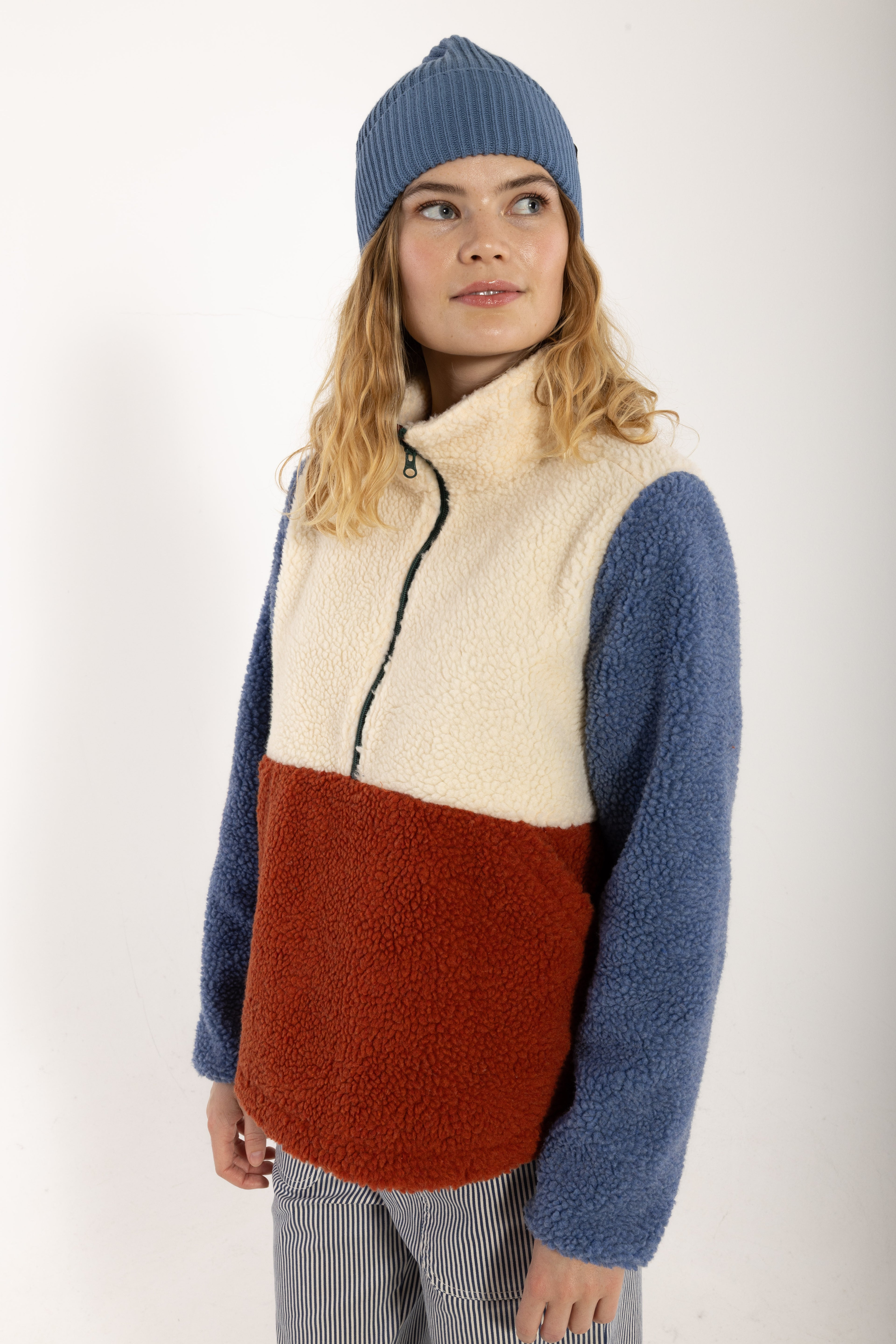 Lækker anorak i fleece i beige, blå og røde nuancer til kvinder