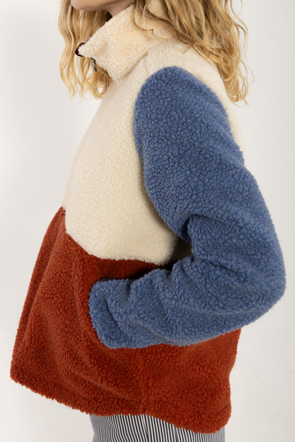 Lækker anorak i fleece i beige, blå og røde nuancer til kvinder