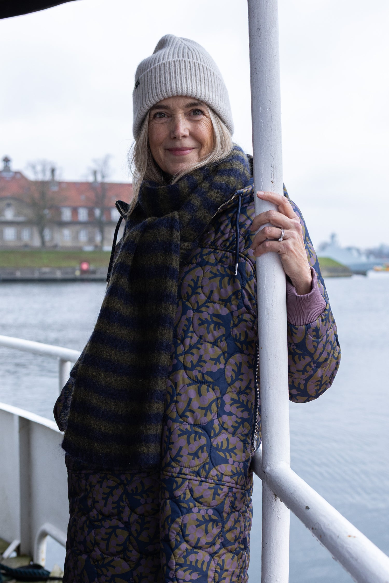 Lang quiltet termofrakke i flot mønster og med hætte til kvinder