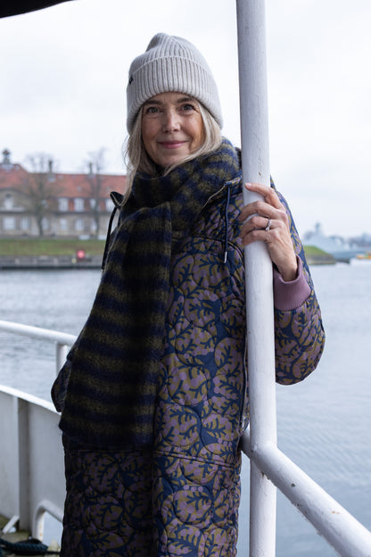Lang quiltet termofrakke i flot mønster og med hætte til kvinder